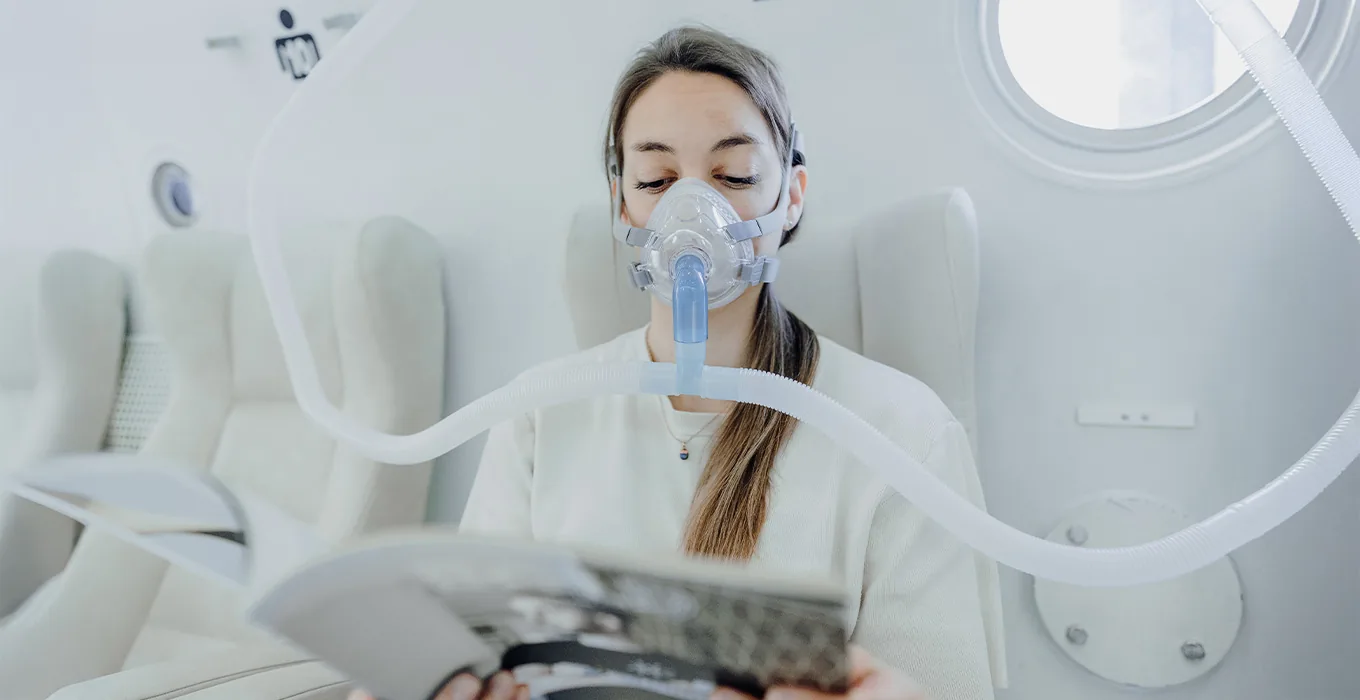 Patientin während der Behandlung in der Druckkammer